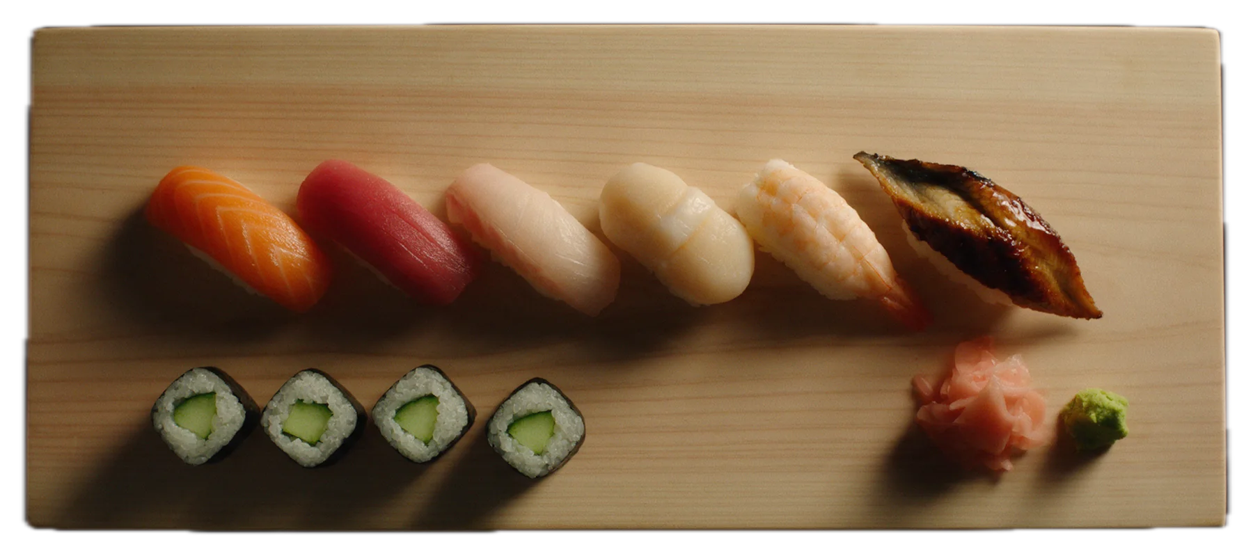 Omakase-lauta: kuusi nigiriä, neljä kurkkumakia, inkivääriä ja wasabia hinokilaudalla